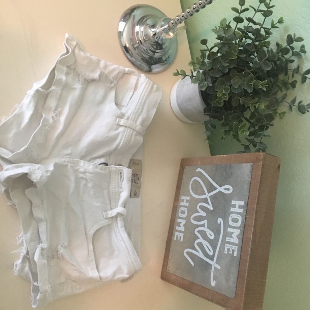 Hollister White Shorts 🎊🙌
